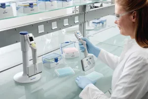 Eppendorf_Liquid-Handling_Xplorer-Move-It-workflow-scene-1_people-lab-scene