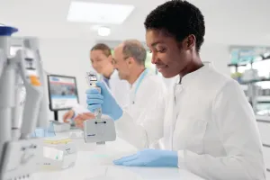 Eppendorf_Liquid-Handling_Research-plus-Move-It_people-lab-scene