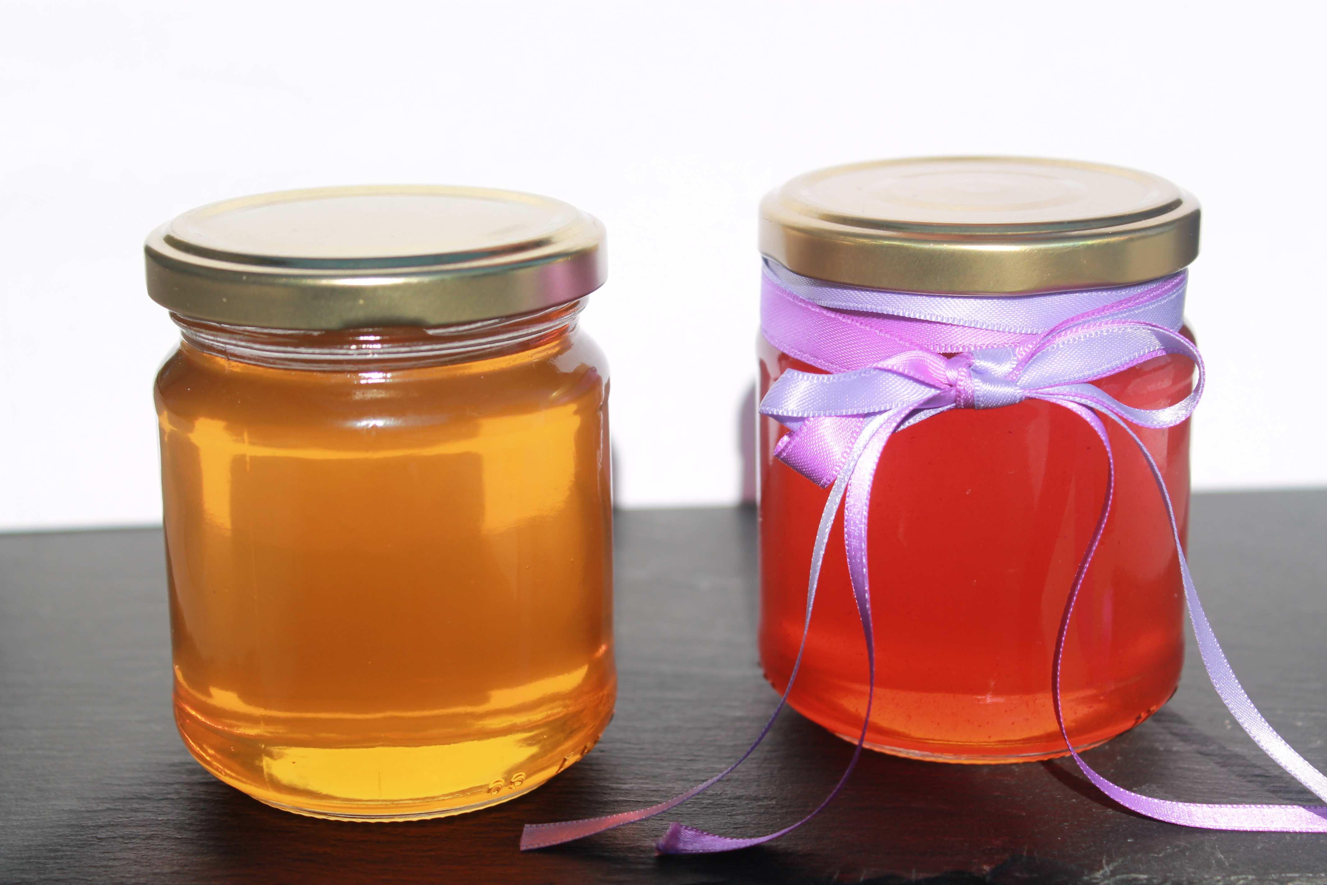 à gauche miel d'acacia, à droite miel parfumé au safran.